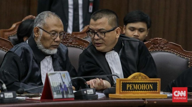 Kuasa Hukum Pemohon Bambang Widjojanto dan Pemohon Denny Indrayana mengikuti sidang putusan perkara Perselisihan Hasil Pemilihan Umum (PHPU) Presiden dan Wakil Presiden Tahun 2024 terkait keabsahan syarat pendidikan Wakil Presiden Gibran Rakabuming R