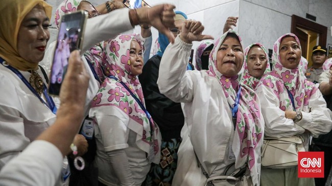 Tamu sidang meluapkan kekecewaannya usai mengikuti pengucapan putusan di Gedung Mahkamah Konstitusi, Jakarta, Selasa (6/10/2026). Keputusan MK tersebut mengakhiri proses pemeriksaan terhadap permohonan yang mempersoalkan syarat pendidikan Wakil Presi
