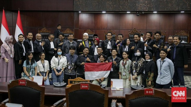 Kuasa Hukum Pemohon Bambang Widjojanto dan Pemohon Denny Indrayana  usai mengikuti sidang putusan perkara Perselisihan Hasil Pemilihan Umum (PHPU) Presiden dan Wakil Presiden Tahun 2024 terkait keabsahan syarat pendidikan Wakil Presiden Gibran Rakabu