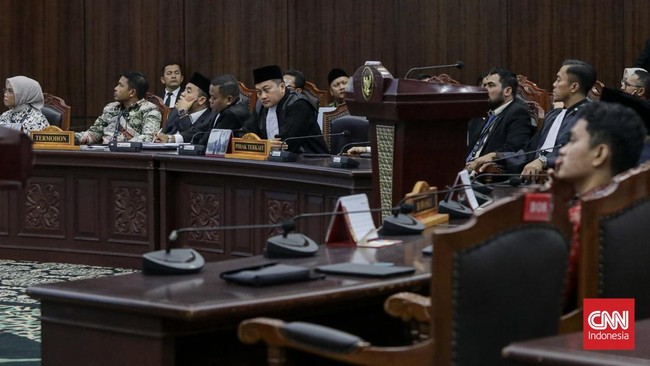 Sidang putusan perkara Perselisihan Hasil Pemilihan Umum (PHPU) Presiden dan Wakil Presiden Tahun 2024 terkait keabsahan syarat pendidikan Wakil Presiden Gibran Rakabuming Raka di Gedung MK, Jakarta, Selasa (6/10/2026).(CNN Indonesia/Febria Adha L)