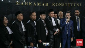 Sidang putusan perkara Perselisihan Hasil Pemilihan Umum (PHPU) Presiden dan Wakil Presiden Tahun 2024 terkait keabsahan syarat pendidikan Wakil Presiden Gibran Rakabuming Raka di Gedung MK, Jakarta, Selasa (6/10/2026).(CNN Indonesia/Febria Adha L)