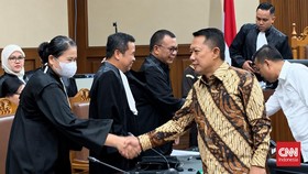Eks Jaksa Agung Muda Bidang Tindak Pidana Khusus, Febrie Adriansyah saling menyapa dan bersalaman dengan Jaksa Penuntut Umum (JPU) dari Kejaksaan Agung (Kejagung).