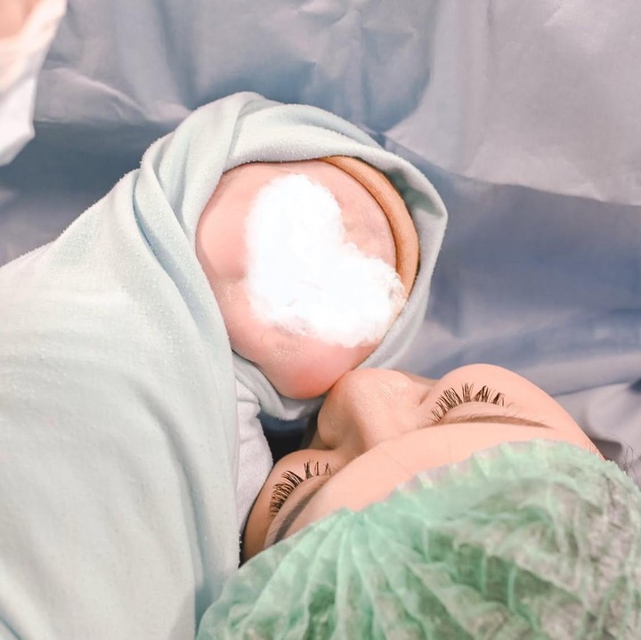 <p>Momen haru terekam saat sang bayi yang baru lahir ditempelkan dekat dengan wajah sang ibu. Allysa tampak mendekap hangat&nbsp;Si Kecil di ruang tindakan seusai melahirkan.(Foto @fatihandhika)</p>