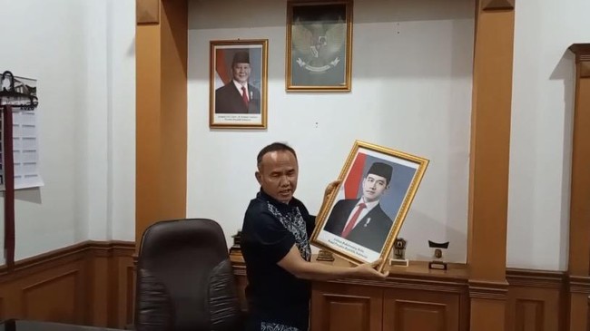 Wakil Ketua DPRD Sukabumi, Rojab Asy'ari, menurunkan foto Wapres Gibran sebagai protes atas putusan MK terkait ijazahnya. Tindakan ini bersifat sementara.