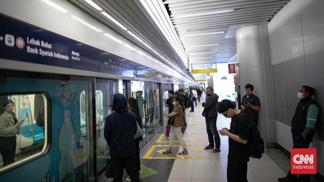 MRT Jakarta menjadi salah satu penggerak utama mobilitas warga menuju Blok M. (CNN Indonesia/Adi ibrahim)