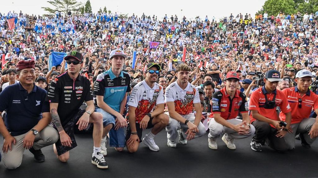 Lautan Manusia Sambut Parade 8 Rider Pertamina MotoGP Mandalika