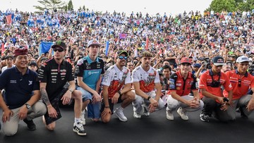 Sorotan Dunia Olahraga CNN Sport : Lautan Manusia Sambut Parade 8 Rider Pertamina MotoGP Mandalika