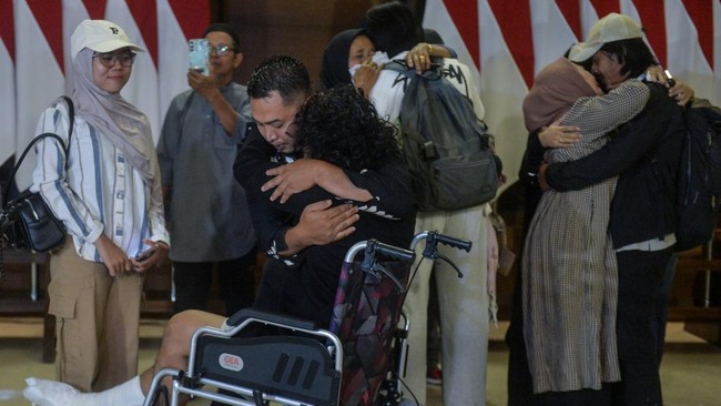 Anak buah kapal MT Honour 25 Ashari Samadikun (kanan) bersama Fiki Mutakin (keempat kiri) dan Adi Faizal (ketiga kanan) berpelukan dengan keluarga setibanya di Terminal VIP Bandara Soekarno-Hatta, Tangerang, Banten, Selasa (6/10/2026).
