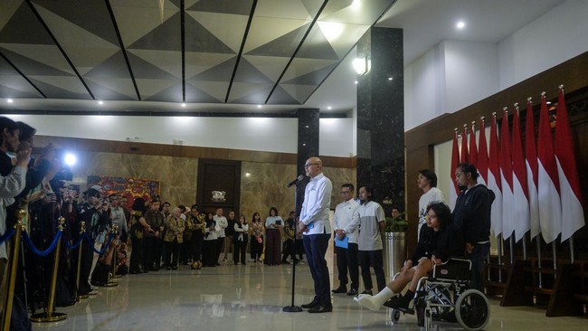 Menteri Luar Negeri Arrmanatha Nasir (kiri) menyampaikan keterangan pers pemulangan anak buah kapal MT Honour 25 disaksikan Menteri Koordinator Bidang Pembangunan Manusia dan Kebudayaan Sugiono (kedua kiri) di Terminal VIP Bandara Soekarno-Hatta, Tan