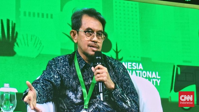 Peneliti Center fo Transportation and Logistics Studies Universitas Gadjah Mada (Pustral UGM) Arif Wismadi dalam sesi diskusi acara Indonesia International Sustainability Forum (IISF) 2026 di Jakarta Pusat, Rabu (7/10).