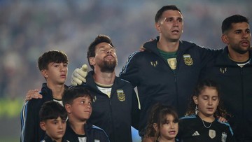 Liputan Olahraga CNN Sport : Messi Berulang Kali Menangis Lakoni Laga Perpisahan Bersama Argentina