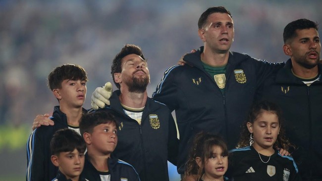 Soccer Football - International Friendly - Argentina v Benin - Estadio Monumental, Buenos Aires, Argentina - October 6, 2026 Argentina's Lionel Messi with sons Thiago, Mateo and Ciro during the national anthems ahead of his final international match.