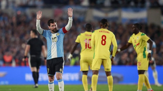 Laga Argentina vs Benin dihentikan di menti ke-10 demi penghormatan kepada Lionel Messi.
