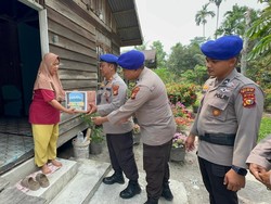 Lewat JALUR, Polres Siak Bagikan Sembako dan Pohon ke Warga Pesisir