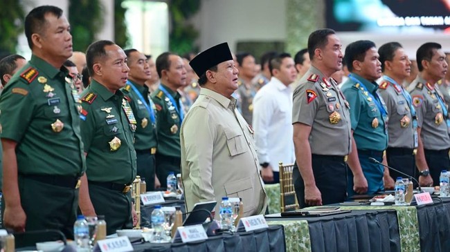 Panglima TNI Jenderal TNI Agus Subiyanto bersama Wakil Panglima TNI Jenderal TNI Tandyo Budi R. dan para Kepala Staf Angkatan menghadiri taklimat Presiden RI Prabowo Subianto kepada 800 perwira tinggi TNI-Polri dari seluruh Indonesia di Kompleks Ista