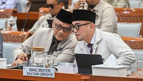 Menteri Haji dan Umrah Mochamad Irfan Yusuf (kiri) didampingi Wakil Menteri Haji dan Umrah Dahnil Anzar Simanjuntak (kanan)