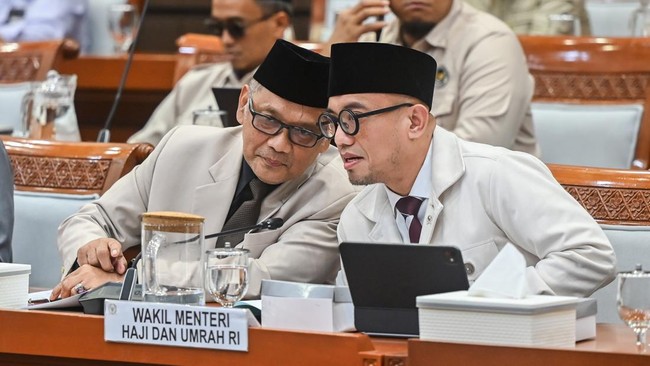 Menteri Haji dan Umrah Mochamad Irfan Yusuf (kiri) didampingi Wakil Menteri Haji dan Umrah Dahnil Anzar Simanjuntak (kanan) 