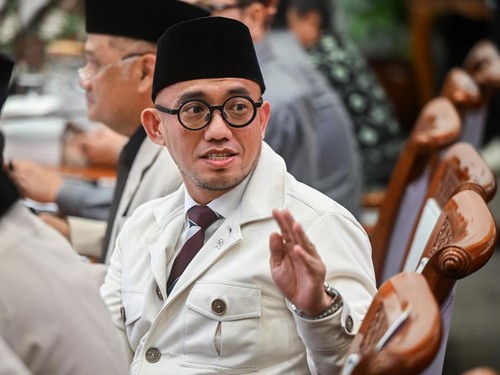 Wakil Menteri Haji dan Umrah Dahnil Anzar Simanjuntak bersiap mengikuti rapat penetapan Biaya Penyelenggaraan Ibadah Haji (BPIH) 1448 Hijriah/2027 Masehi bersama Komisi VIII DPR di Kompleks Parlemen, Senayan, Jakarta, Rabu (7/10/2026). Pemerintah ber