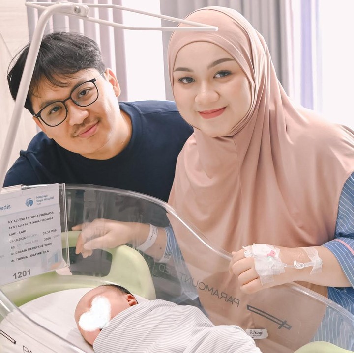 <p>Rasa syukur dan haru terpancar jelas dari wajah Ate dan Allysa saat mereka berfoto bersama sang bayi di dalam boks rumah sakit. Pasangan ini kini resmi mengemban peran baru sebagai ayah dan ibu.(Foto @fatihandhika).</p>