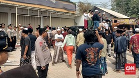 Ribuan alumni ponpes di Desa Panaan, Kecamatan Palengaan, Kabupaten Pamekasan, melakukan aksi protes terhadap keberadaan gerai minimarket.