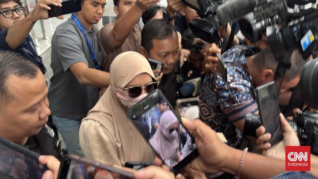 Mantan Bupati Kutai Kartanegara Rita Widyasari usai pemeriksaan sekitar enam jam lebih di markas KPK.