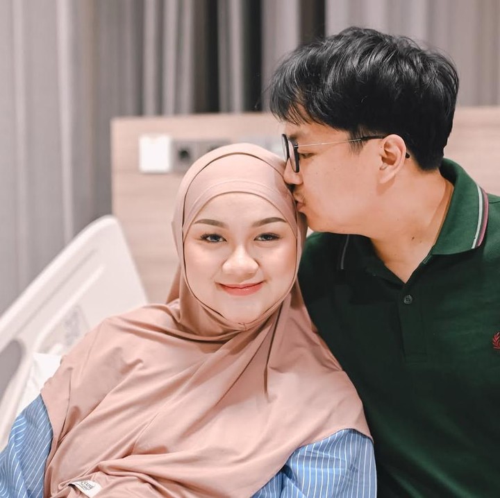 <p>Sebelum Si Kecil lahir, Ate tampak memberikan kecupan hangat di dahi sang istri sebagai bentuk kasih sayang, rasa terima kasih, dan dukungan moril atas perjuangan Allysa. "Terimakasih sayang @allysaff sudah mau berjuang melahirkan buah hati kita, sekarang kita resmi jadi orangtua, semoga selalu dipenuhi dengan cinta, i love you IBU, i love you ARKA ARVAZIEL FATIH, AYAH sayang kalian," tulisnya. (Foto @fatihandhika)</p>
