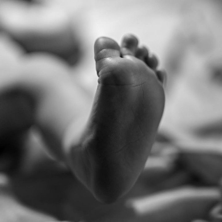 <p>Tak ketinggalan, potongan foto estetik kaki kecil sang bayi menjadi penutup manis dari rangkaian momen dokumentasi kelahiran tersebut. Selamat ya te, Assalamualaikum Arka," ucap Indah Ningtyas. "Cinta2 ku," tulis Yono Bakrie. "Selamaaaaattt," ucap Panji Pragiwaksono. (Foto @fatihandhika)</p>
