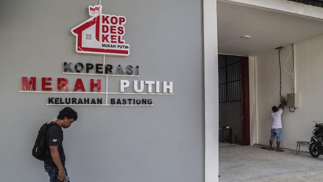 Pekerja melintas di gerai Koperasi Desa Merah Putih (KDMP) yang telah rampung di Kelurahan Bastiong, Ternate, Maluku Utara, Jumat (18/9/2026). Kementerian Koperasi menargetkan 17.288 Koperasi Desa/Kelurahan Merah Putih (KDKMP) yang bangunan fisiknya 