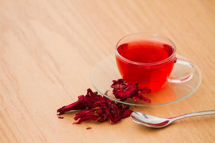 rekomendasi teh yang membantu dapatkan kulit bersih dan terhidrasi adalah Teh hibiscus