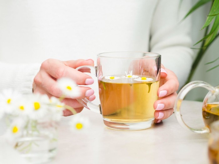 rekomendasi teh yang membantu dapatkan kulit bersih dan terhidrasi adalah teh chamomile