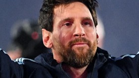 Lionel Messi membawa timnas Argentina menang 3-0 atas Benin dalam pertandingan perpisahan pada Rabu (7/10).