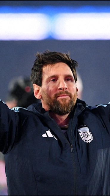 Lionel Messi membawa timnas Argentina menang 3-0 atas Benin dalam pertandingan perpisahan pada Rabu (7/10).