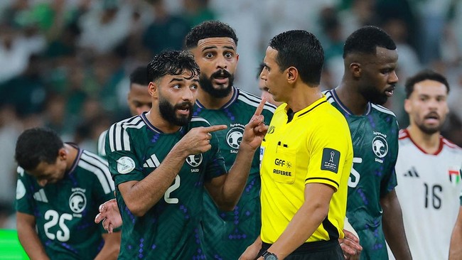 Soccer Football - Gulf Cup - Final - Saudi Arabia v United Arab Emirates - King Abdullah Sports City Stadium, Jeddah, Saudi Arabia - October 6, 2026 Saudi Arabia's Mohammed Abu Al-Shamat remonstrates with referee Jalal Jayed REUTERS/Stringer