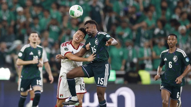 Soccer Football - Gulf Cup - Final - Saudi Arabia v United Arab Emirates - King Abdullah Sports City Stadium, Jeddah, Saudi Arabia - October 6, 2026 Saudi Arabia's Abdullah Al Khaibari in action with United Arab Emirates's Luan Pereira REUTERS/Ibrahe