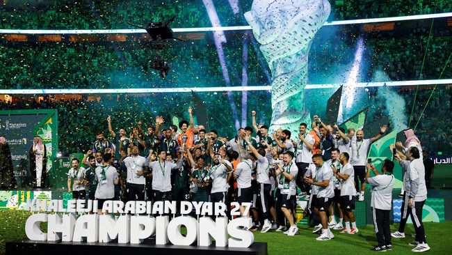 Soccer Football - Gulf Cup - Final - Saudi Arabia v United Arab Emirates - King Abdullah Sports City Stadium, Jeddah, Saudi Arabia - October 6, 2026 Saudi Arabia players and staff celebrate with the trophy after winning the Gulf Cup REUTERS/Ibraheem