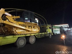 Antrean Truk-Bus di SPBU Perintis Makassar Mengular ke Jalan