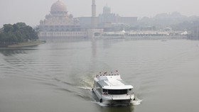 Kabut asap membekapi sejumlah wilayah di Malaysia akibat karhutla di Indonesia.