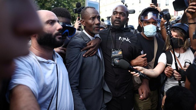 Bally Bagayoko, mayor of Saint-Denis, talks to journalists after being evacatuated amid clashes between protesters and French police during a demonstration by high school and university students, supported by teachers' union and school parents, in Pa