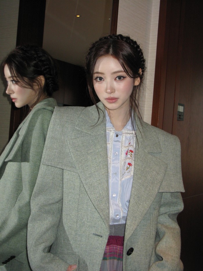Bikin PAWMPAWM, nama panggilan khusus untuk fans MEOVV, hal tersebut bertepatan dengan berlangsungnya Paris Fashion Week. Para member pun tentunya tak lupa membagikan momen keseruan selama di ibu kota Prancis./ Foto: instagram.com/annamoroll17