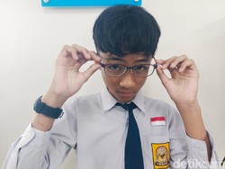 Buram di Balik Layar, Kisah Iqbal Melawan Mata Minus