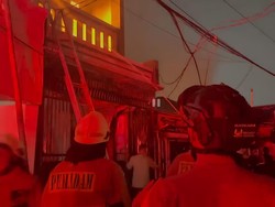 Brimob Metro Jaya Bantu Padamkan Kebakaran di Kramat Pulo Senen