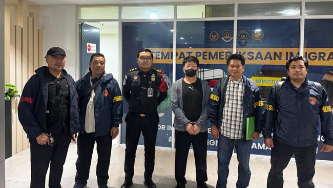 Bareskrim Polri menangkap Tatang Winata (TW), buronan kasus penyelundupan handphone bekas dan perlengkapan bayi dari Korea Selatan (Korsel). Direktur Tindak Pidana Ekonomi Khusus Bareskrim Polri, Brigjen Ade Safri Simanjuntak menyebut pelaku ditangka