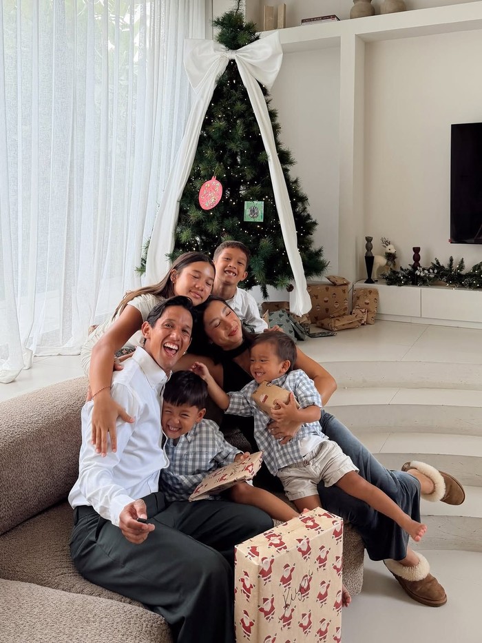 Irfan Bachdim dan istrinya, Jennifer pun sering kali disebut sebagai couple goals. Pasangan ini pertama kali menyita perhatian publik saat Irfan berlaga pada Piala AFF 2010.