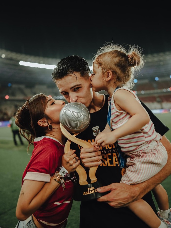 Couple goals pesepakbola Indonesia dari masa ke masa adalah Justin Hubner dan Jennifer Coppen