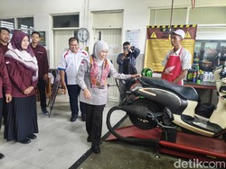 Gubernur Khofifah Bangga Siswa SMK Jatim Servis 8.100 Motor Warga Gratis
