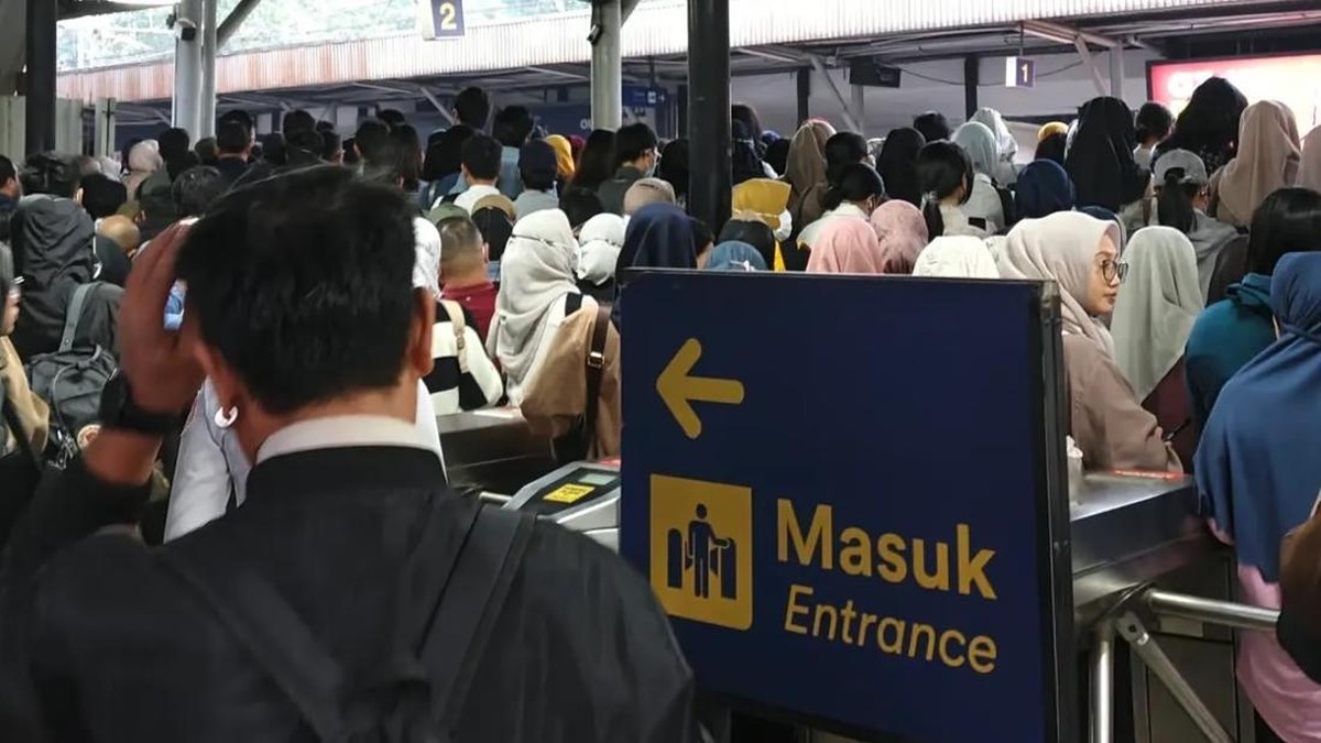 Penumpang KRL Makin Padat, Danantara Desak KAI Susun Masterplan