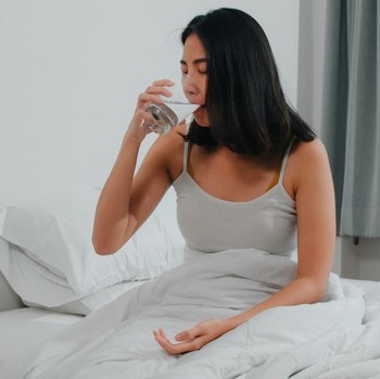 5 Manfaat Minum Air Hangat Setelah Bangun Tidur