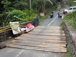Motor-Mobil Bisa Lewati Jembatan Darurat di Penebel Tabanan, Truk Dilarang