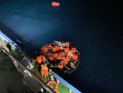 2 Armada Pertamina Evakuasi Darurat 17 Kru Kapal di Tuban