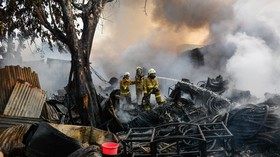 Petugas pemadam berupaya memadamkan api saat kebakaran permukiman di Kapuk Muara, Penjaringan, Jakarta Utara, Kamis (8/10/2026).